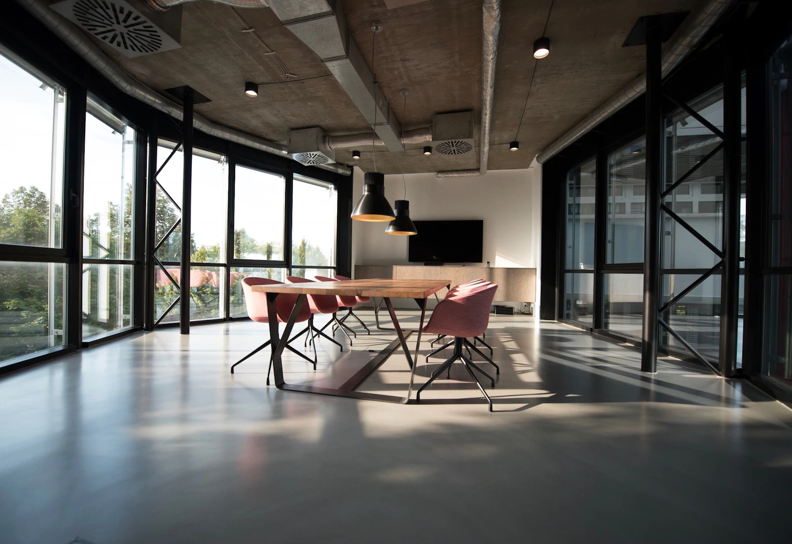 Atelier OKA — détail de fabrication et d'assemblage de mobilier en bois