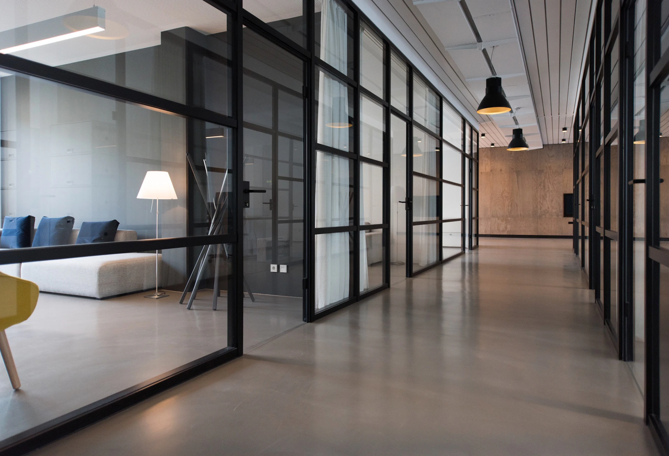 Espace de travail aménagé par OKA