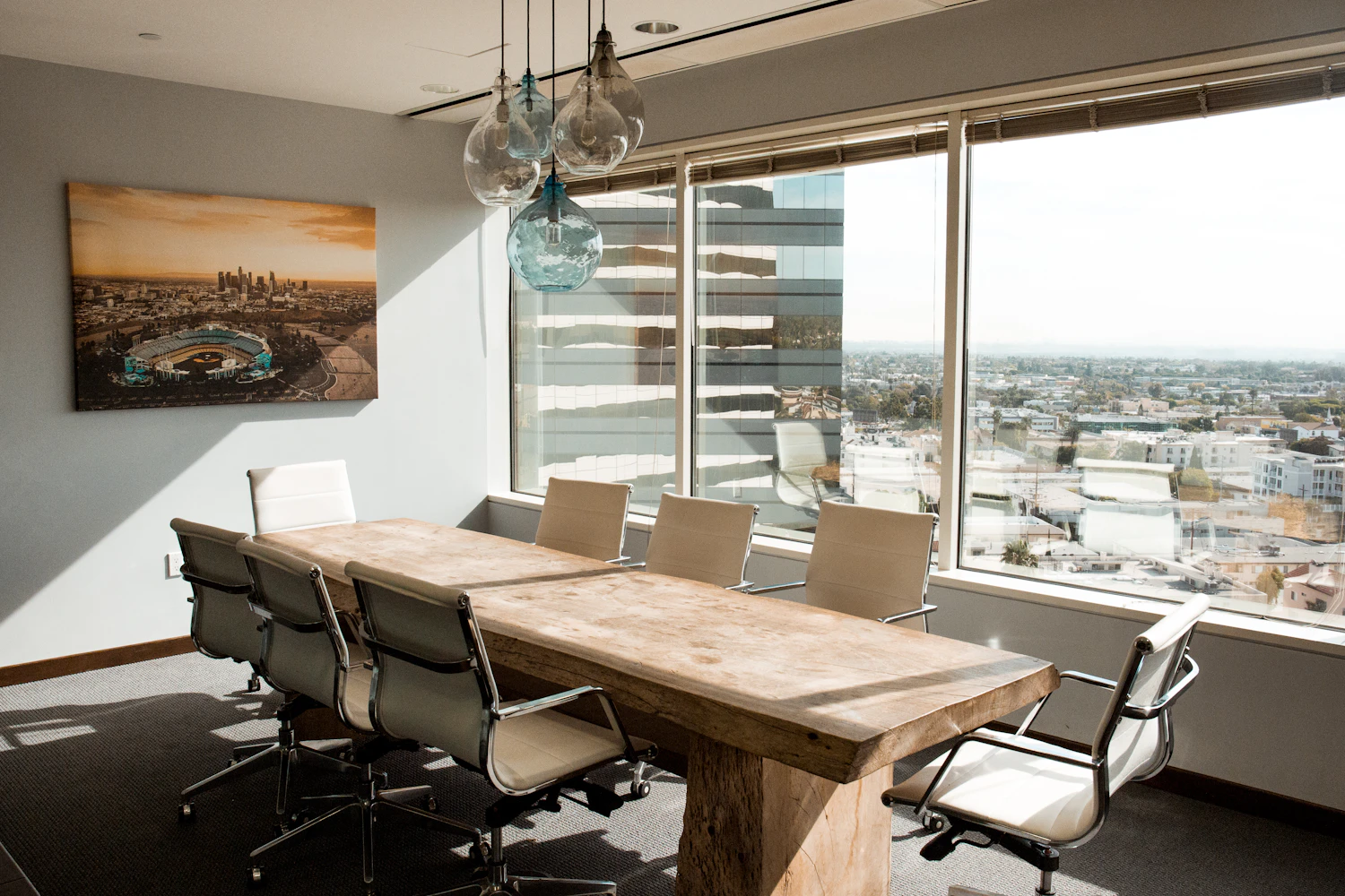 Salle de conseil aménagée par OKA avec une grande table en bois